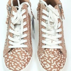 Universal Thread women’s size 10 animal print.